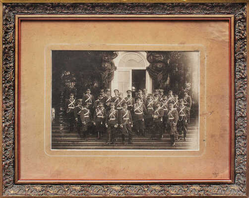 Групповая фотография командного состава Лейб-гвардии казачьего и Атаманского полков на Высочайшем смотре молодых казаков в Царском Селе, на фоне Екатерининского дворца. СПб.: Фотоателье А. Оцупа, [1910-е].